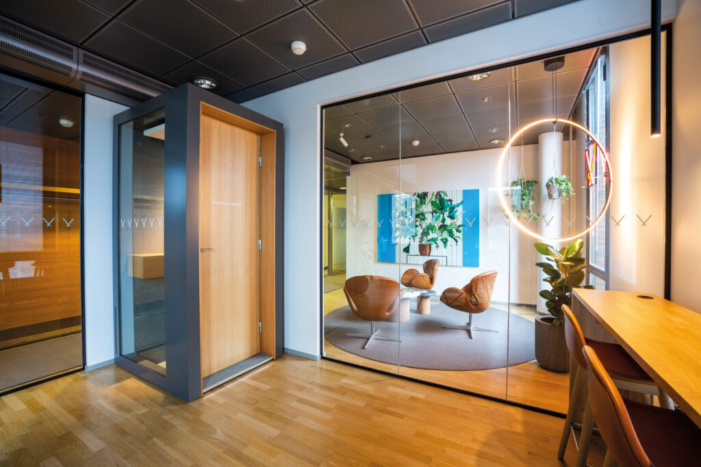 La cabina telefonica in ufficio offre uno spazio insonorizzato per le telefonate e le videoconferenze.