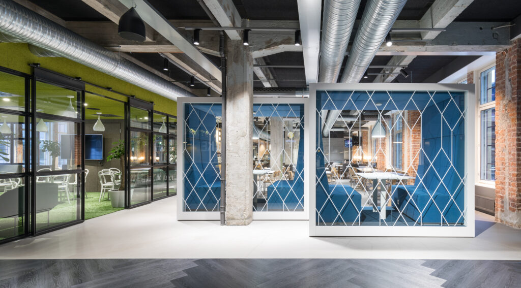 La cabina telefonica insonorizzata, conforme alla norma ISO 23351-1, migliora l'acustica dell'ufficio e garantisce la riservatezza delle conversazioni.
