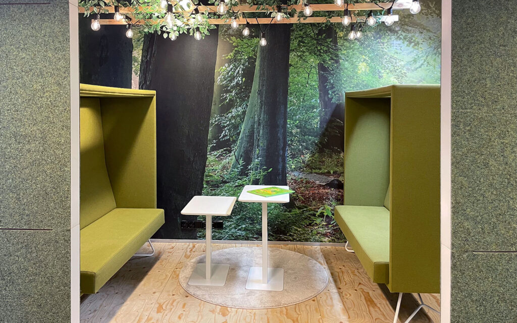 Canapés CUBE, tables TOP, mur d'histoire dans l'école primaire Arabia