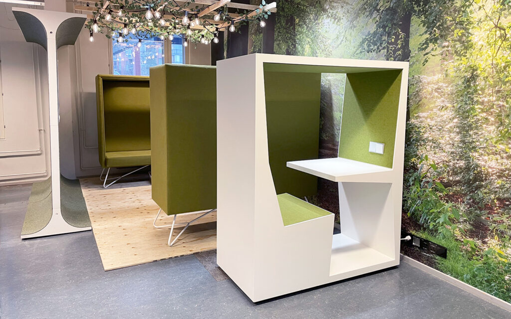 TUBE, canapés CUBE, mur d'histoires à l'école primaire Arabia