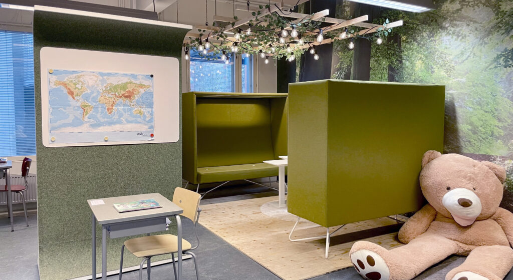 STORY WALL et canapés CUBE à l'école primaire Arabia